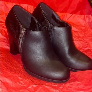 Rialto Woman size 9 Ankle booties
